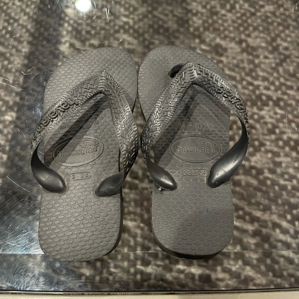 Toddler black Havaianas flip-flops size 7
